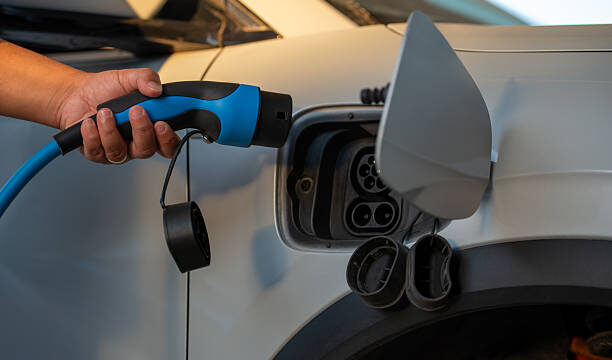 Ilustrasi saat kendaraan listrik melakukan isi daya menggunakan listrik. Foto : Istock