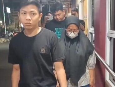 Pelaku penggelapan uang saat diserahkan para korbannya ke polisi Fioto : Dok. Istimewa