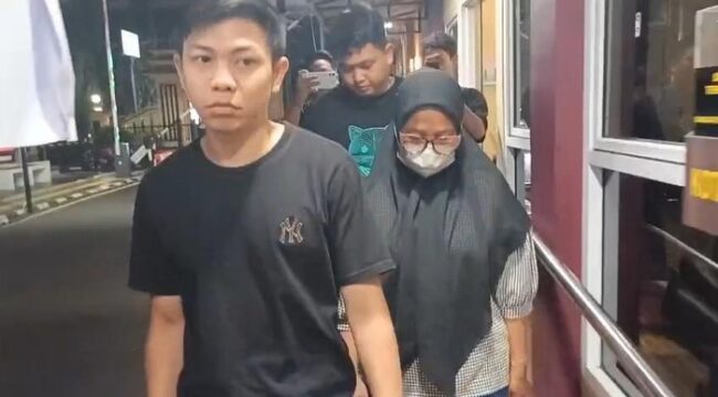 Pelaku penggelapan uang saat diserahkan para korbannya ke polisi Fioto : Dok. Istimewa