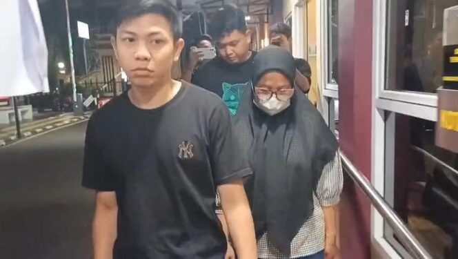 
Pelaku penggelapan uang saat diserahkan para korbannya ke polisi Fioto : Dok. Istimewa