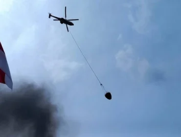 Helikopter water bombing saat padamkan karhutla. Foto: W Pratama/Urban Id