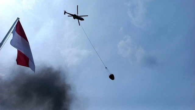 Helikopter water bombing saat padamkan karhutla. Foto: W Pratama/Urban Id