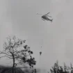 Ilustrasi Heli melakukan water bombing. Dok: kumparan.