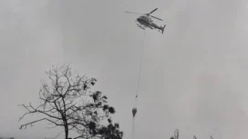 Ilustrasi Heli melakukan water bombing. Dok: kumparan.