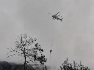 Ilustrasi Heli melakukan water bombing. Dok: kumparan.