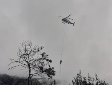 Ilustrasi Heli melakukan water bombing. Dok: kumparan.
