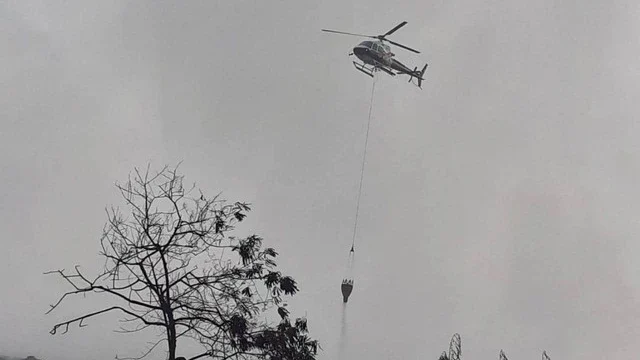 Ilustrasi Heli melakukan water bombing. Dok: kumparan.
