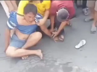 Pelaku saat hendak di tangkap. Foto : Istimewa