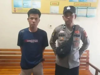Pelaku pembunuhan di Pendopo saat menyerahkan diri. (Dok. Polres Empat Lawang)