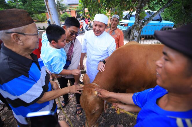 
Herman Deru Serahkan Hewan Kurban, Ziarah Keluarga hingga Kunjungi Wisata Religi Al Quran Raksasa