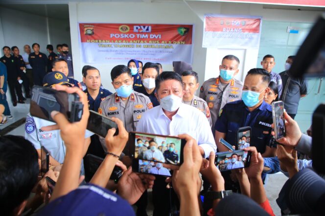 
Herman Deru Fasilitasi Kebutuhan Keluarga Korban Bus ALS Selama Proses Identifikasi di Palembang