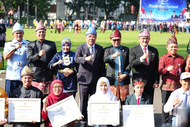 
Cik Ujang Tekankan Peningkatan Kualitas Pendidikan pada Upacara Hardiknas 2026
