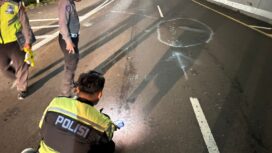 Polisi saat di lokasi TKP di Tol Palindra. Foto : Istimewa