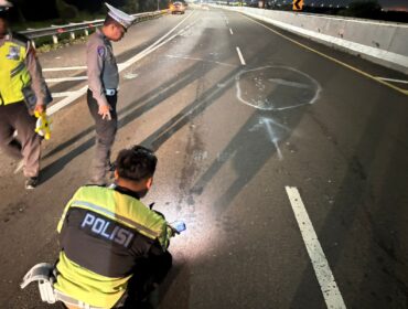 Polisi saat di lokasi TKP di Tol Palindra. Foto : Istimewa