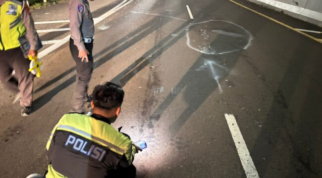Polisi saat di lokasi TKP di Tol Palindra. Foto : Istimewa