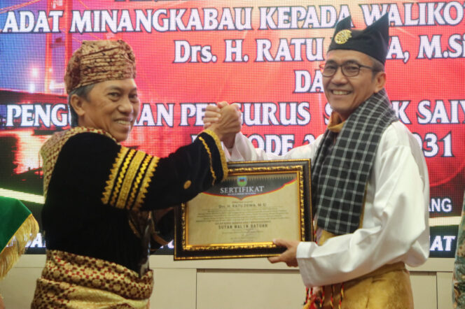 
Ratu Dewa Terima Gelar Adat Minangkabau “Sutan Malin Batuah” dari Pengurus Solok Saiyo Sakato