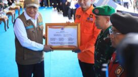 Kepala Pelaksana BPBD Sumsel, Muhammad Iqbal Alisyahbana saat menerima bantuan dari BNPB. Foto : Humas Pemprov Sumsel