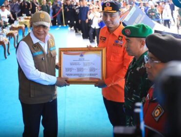 Kepala Pelaksana BPBD Sumsel, Muhammad Iqbal Alisyahbana saat menerima bantuan dari BNPB. Foto : Humas Pemprov Sumsel
