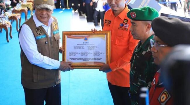 Kepala Pelaksana BPBD Sumsel, Muhammad Iqbal Alisyahbana saat menerima bantuan dari BNPB. Foto : Humas Pemprov Sumsel