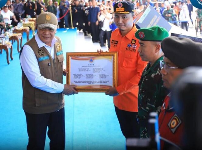 
Kepala Pelaksana BPBD Sumsel, Muhammad Iqbal Alisyahbana saat menerima bantuan dari BNPB. Foto : Humas Pemprov Sumsel