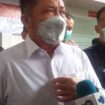 Gubernur Sumsel, Herman Deru, saat mengunjungi para keluarga korban di RS Bhayangkara/Anyelir.
