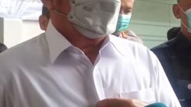 Gubernur Sumsel, Herman Deru, saat mengunjungi para keluarga korban di RS Bhayangkara/Anyelir.

