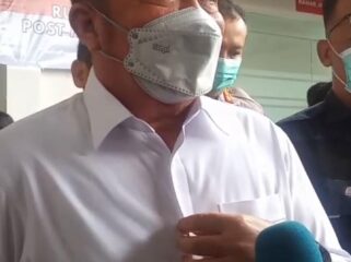 Gubernur Sumsel, Herman Deru, saat mengunjungi para keluarga korban di RS Bhayangkara/Anyelir.
