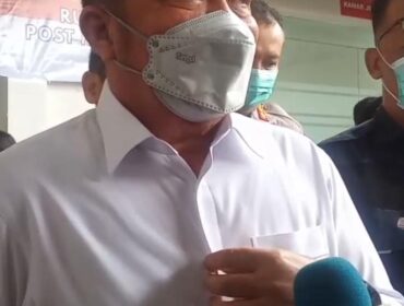 Gubernur Sumsel, Herman Deru, saat mengunjungi para keluarga korban di RS Bhayangkara/Anyelir.
