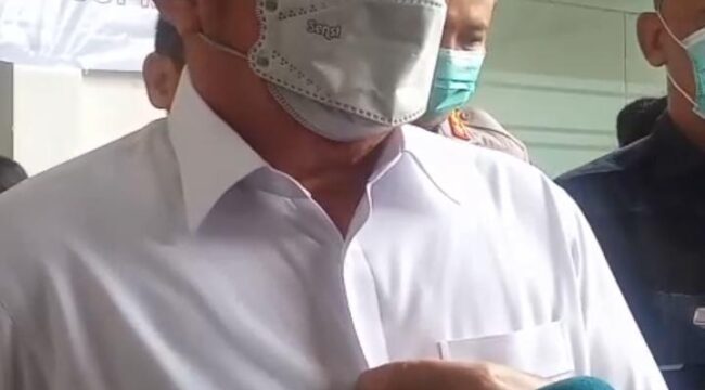 Gubernur Sumsel, Herman Deru, saat mengunjungi para keluarga korban di RS Bhayangkara/Anyelir.
