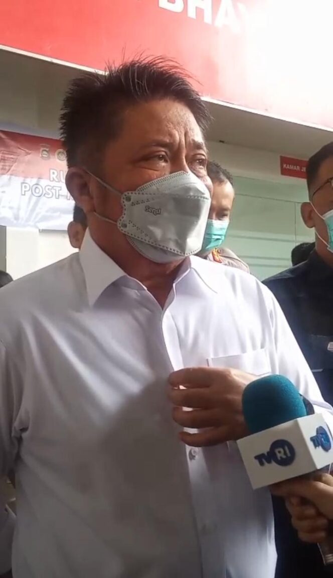 
Gubernur Sumsel, Herman Deru, saat mengunjungi para keluarga korban di RS Bhayangkara/Anyelir.
