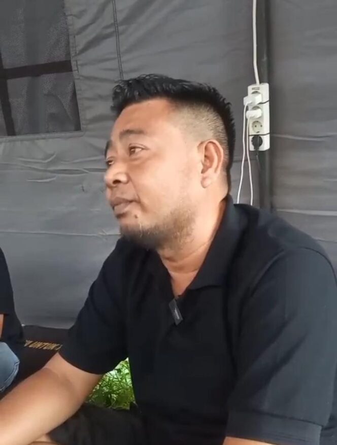 
Herman, kerabat dari Yanto yang merupakan sopir mobil tangki dan Toni sebagai kenek/Anyelir. 
