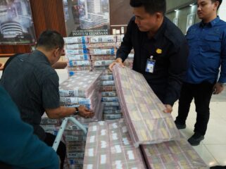 Penampakan uang  pengganti kerugian negara sebesar Rp591,7
terdakwa korupsi kredit BRI Wilson alias WS. Foto : Kejati Sumsel