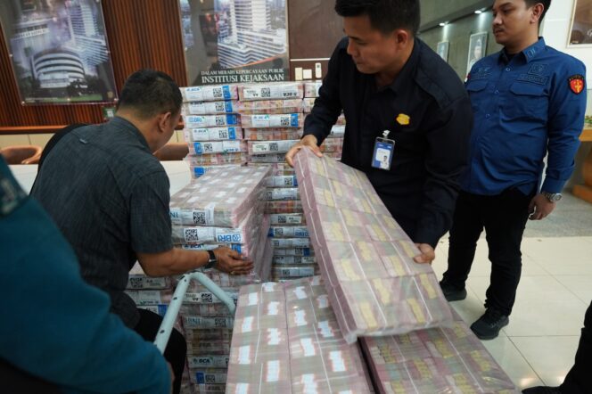 
Penampakan uang  pengganti kerugian negara sebesar Rp591,7
terdakwa korupsi kredit BRI Wilson alias WS. Foto : Kejati Sumsel
