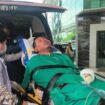 Salah satu korban selamat, Ngadiono (44), dievakuasi menggunakan helikopter menuju Kota Palembang untuk mendapatkan penanganan medis intensif, Jumat (8/5/2026). Foto : Andika/Kordanews.com