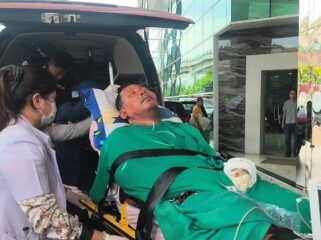 Salah satu korban selamat, Ngadiono (44), dievakuasi menggunakan helikopter menuju Kota Palembang untuk mendapatkan penanganan medis intensif, Jumat (8/5/2026). Foto : Andika/Kordanews.com