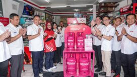 Patra Niaga melalui PT Pertamina Retail berkolaborasi dengan PT Sampoerna Retail Community Indonesia Sembilan (SRCIS) dalam menghadirkan dan memperluas akses energi bagi masyarakat melalui peresmian Outlet Bright Gas. Foto : Patra Niaga
