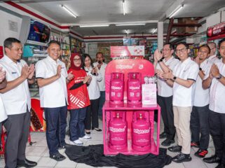 Patra Niaga melalui PT Pertamina Retail berkolaborasi dengan PT Sampoerna Retail Community Indonesia Sembilan (SRCIS) dalam menghadirkan dan memperluas akses energi bagi masyarakat melalui peresmian Outlet Bright Gas. Foto : Patra Niaga