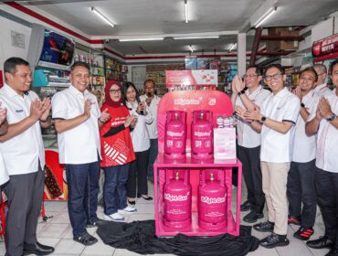 Patra Niaga melalui PT Pertamina Retail berkolaborasi dengan PT Sampoerna Retail Community Indonesia Sembilan (SRCIS) dalam menghadirkan dan memperluas akses energi bagi masyarakat melalui peresmian Outlet Bright Gas. Foto : Patra Niaga