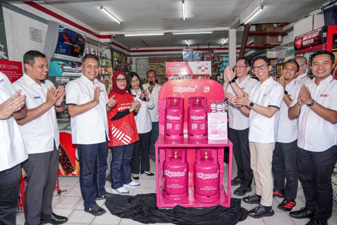 
Patra Niaga melalui PT Pertamina Retail berkolaborasi dengan PT Sampoerna Retail Community Indonesia Sembilan (SRCIS) dalam menghadirkan dan memperluas akses energi bagi masyarakat melalui peresmian Outlet Bright Gas. Foto : Patra Niaga