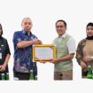 Penghargaan diserahkan oleh Deputi Bidang Riset dan Inovasi BRIN, Yopi, kepada Wali Kota Palembang, Ratu Dewa pada Kamis, 7 Mei 2026/ist.