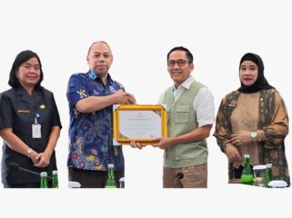 Penghargaan diserahkan oleh Deputi Bidang Riset dan Inovasi BRIN, Yopi, kepada Wali Kota Palembang, Ratu Dewa pada Kamis, 7 Mei 2026/ist.