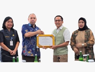 Penghargaan diserahkan oleh Deputi Bidang Riset dan Inovasi BRIN, Yopi, kepada Wali Kota Palembang, Ratu Dewa pada Kamis, 7 Mei 2026/ist.

