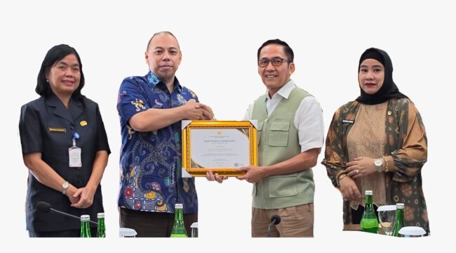 Penghargaan diserahkan oleh Deputi Bidang Riset dan Inovasi BRIN, Yopi, kepada Wali Kota Palembang, Ratu Dewa pada Kamis, 7 Mei 2026/ist.
