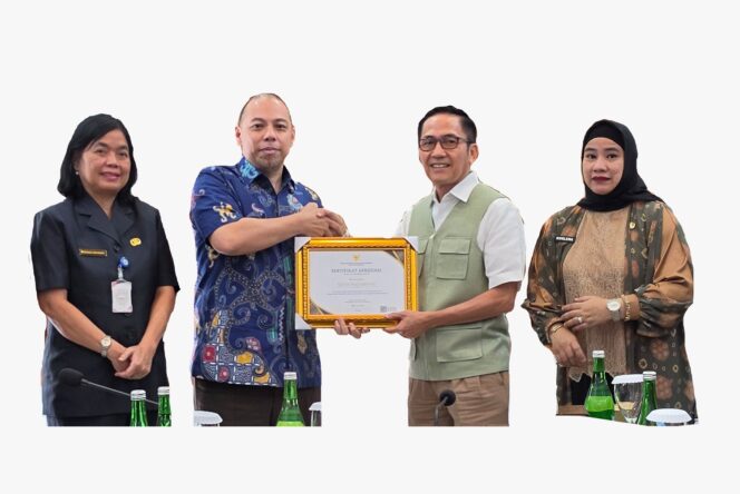 
Penghargaan diserahkan oleh Deputi Bidang Riset dan Inovasi BRIN, Yopi, kepada Wali Kota Palembang, Ratu Dewa pada Kamis, 7 Mei 2026/ist.
