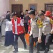 Petugas saat evakuasi jenazah petugas Kemenham Sumsel. Foto : Istimewa