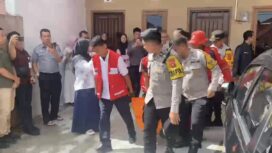 Petugas saat evakuasi jenazah petugas Kemenham Sumsel. Foto : Istimewa