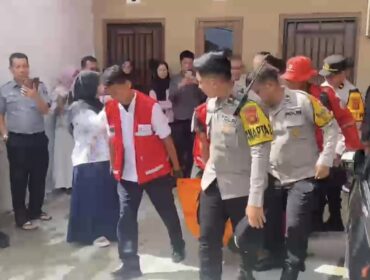 Petugas saat evakuasi jenazah petugas Kemenham Sumsel. Foto : Istimewa