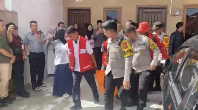 Petugas saat evakuasi jenazah petugas Kemenham Sumsel. Foto : Istimewa