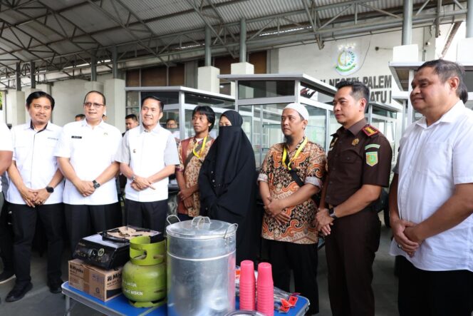 
Wako Ratu Dewa dan Kejari Palembang Serahkan Gerobak Bakso untuk Eks Napiter