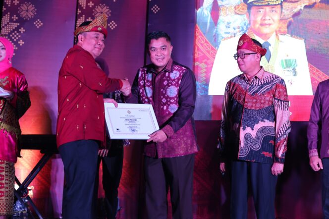 
Pemkot Palembang Terima Penghargaan pada Malam Festival Sriwijaya 2026